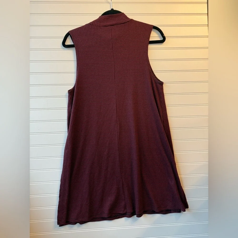 Eye Candy sleeveless tunic. Maroon & Black. Size Large